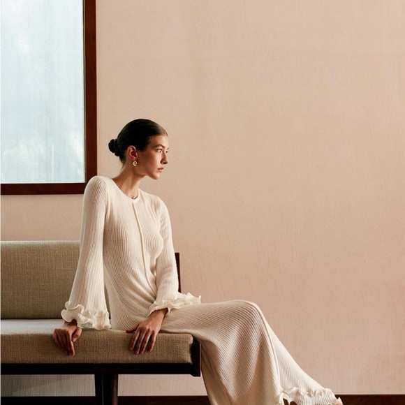 Elegant White Knit Maxi Dress - Picture 2 of 3